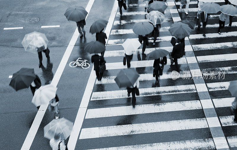 东京人行横道在下雨的早晨从上面看