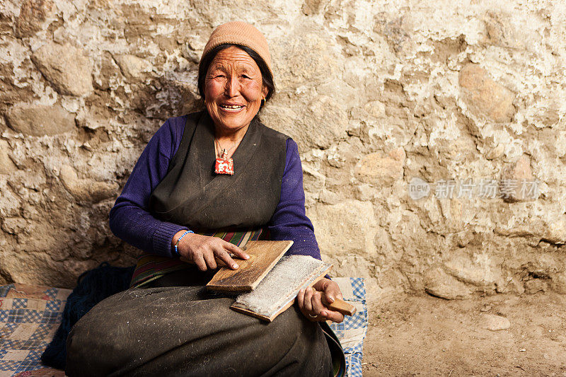 梳羊毛的藏族妇女