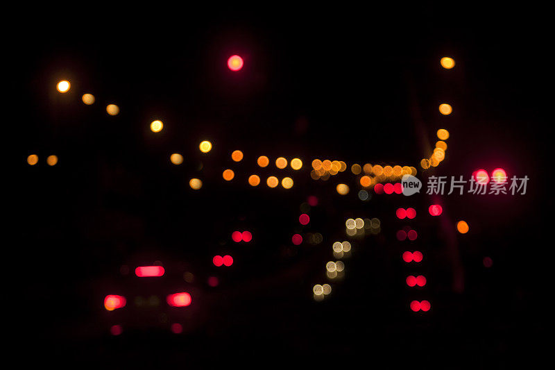 夜景街景，五彩缤纷的交通和路灯。