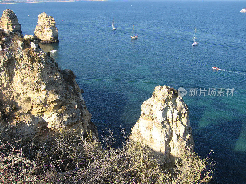 海景地中海悬崖和船