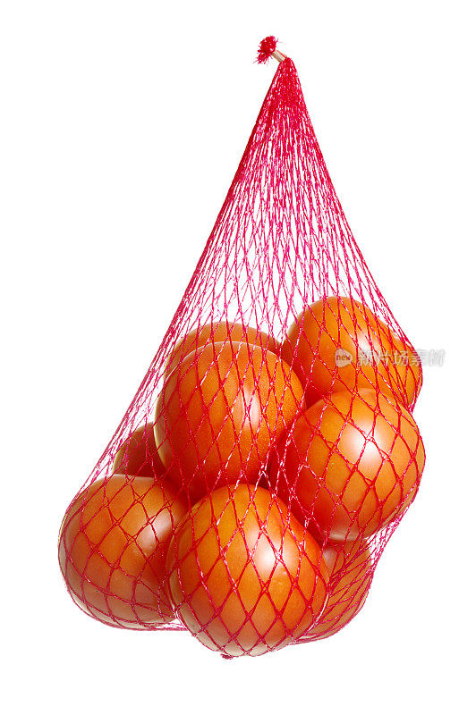 在白色上隔离的网袋西红柿