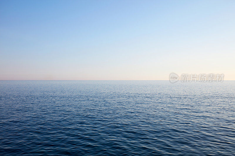 地中海的蓝色，平静的大海和地平线，晴朗的天空