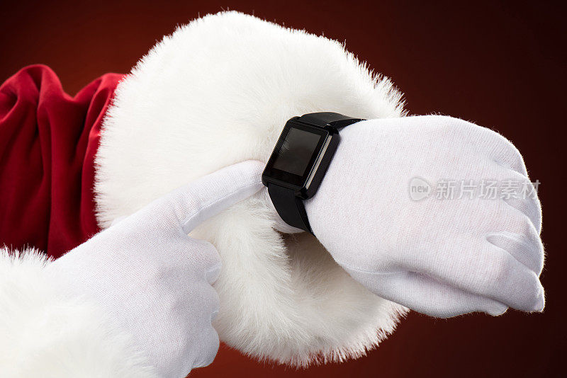 圣诞老人指着智能手表