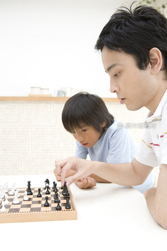 象棋爸爸和男孩