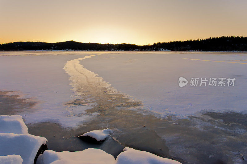 结冰的小路通向日落。