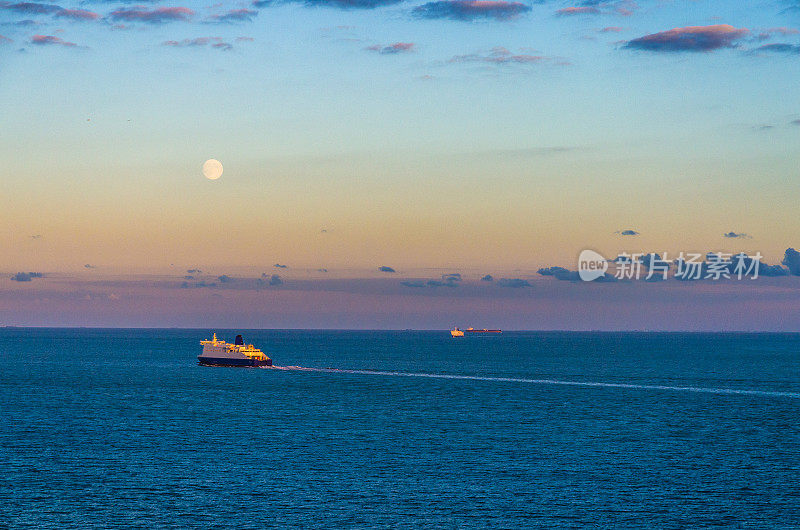 远处的船只在暮色中横渡英吉利海峡