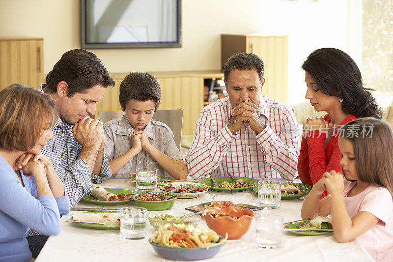 西班牙裔家庭在家饭前祷告
