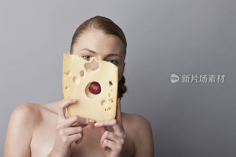 吃瑞士奶酪的女人