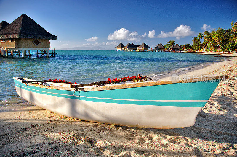 在法属波利尼西亚的波拉波拉岛的沙滩上划小船
