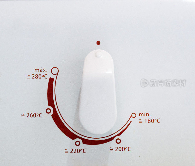 白色燃气炉上的恒温器表盘，以摄氏度显示温度刻度