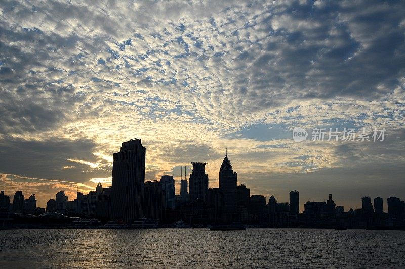 夕阳下的黄浦江和浦西天际线，中国上海