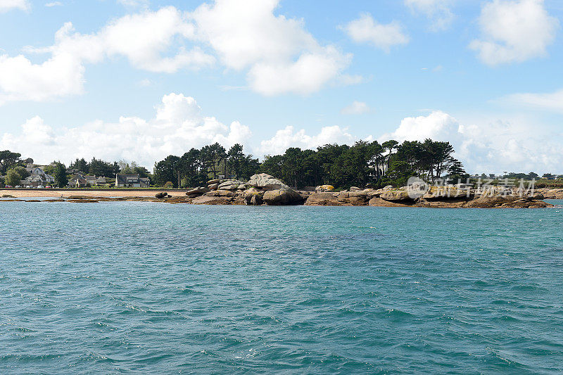 翡翠花岗岩海岸靠近佩罗-古雷-布列塔尼-法国