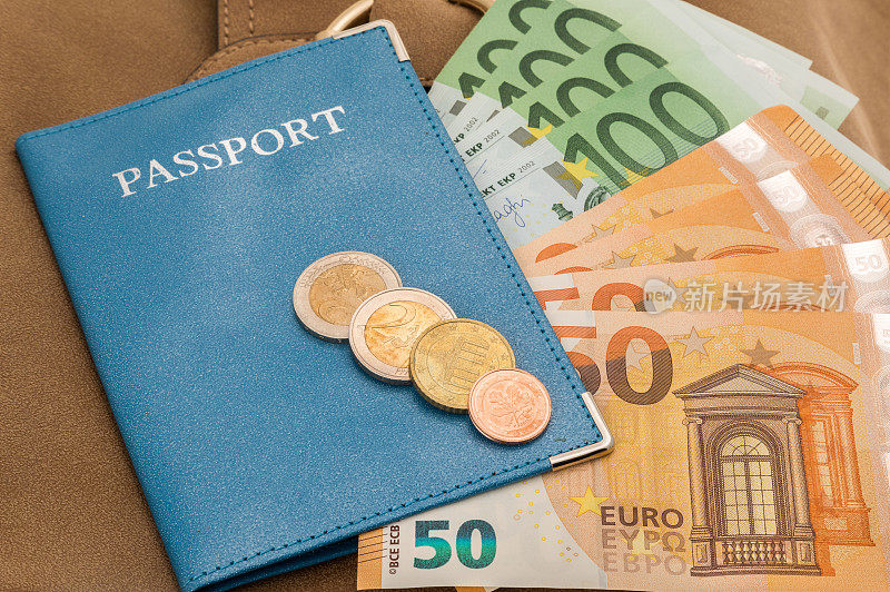 欧元钞票和护照