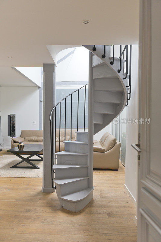 宽角度的生活空间和厨房与螺旋楼梯。