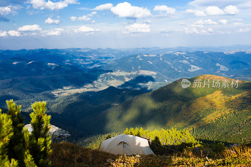 在山上露营