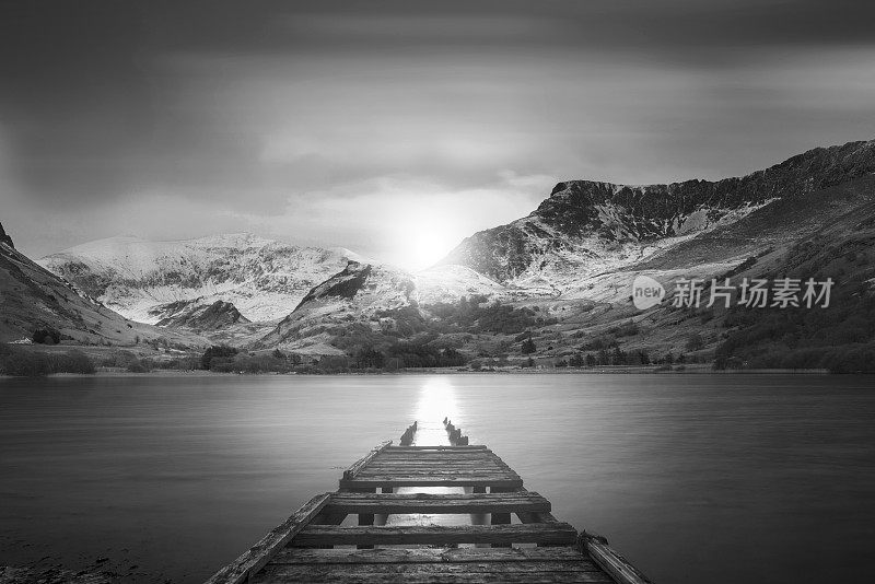 美丽的黑色和白色日落景观图像的舰队泻湖在多塞特英格兰