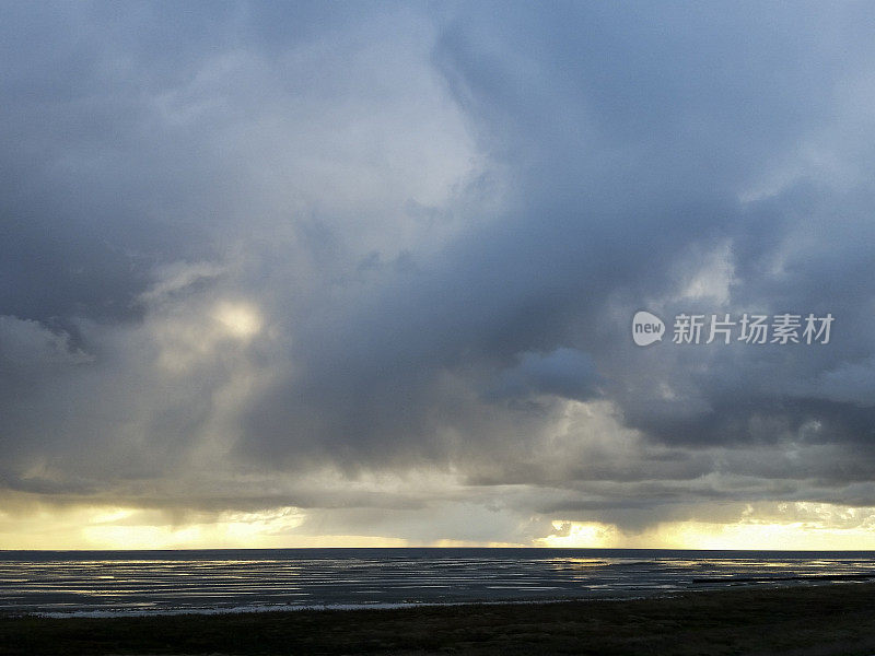 瓦登海之上的云景