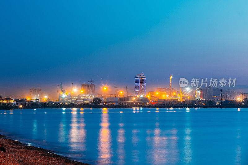 巴统,Adjara,格鲁吉亚。港口码头在阳光灿烂的夜晚或夜晚在照明灯