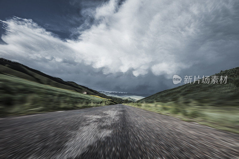 乡村公路穿越山脉，模糊运动