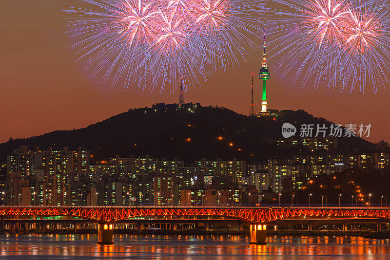 五颜六色的烟花和首尔夜市，韩国。
