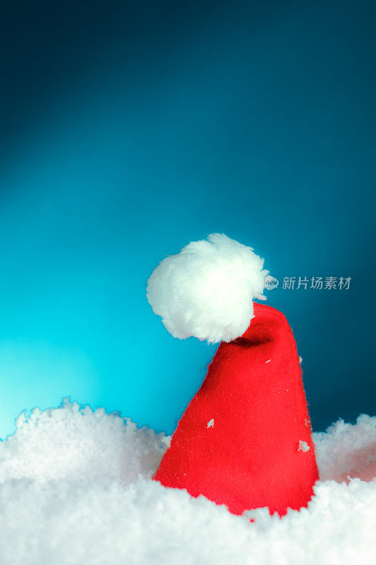 雪中的圣诞老人帽