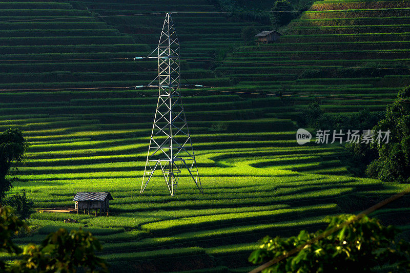 日出时分，樟柴地区的稻田梯田上，电线杆设置在传统房屋旁边，盛白省
和昔日的概念