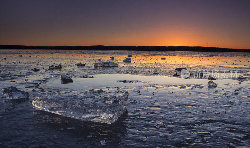 希金斯湖冰块春天日落