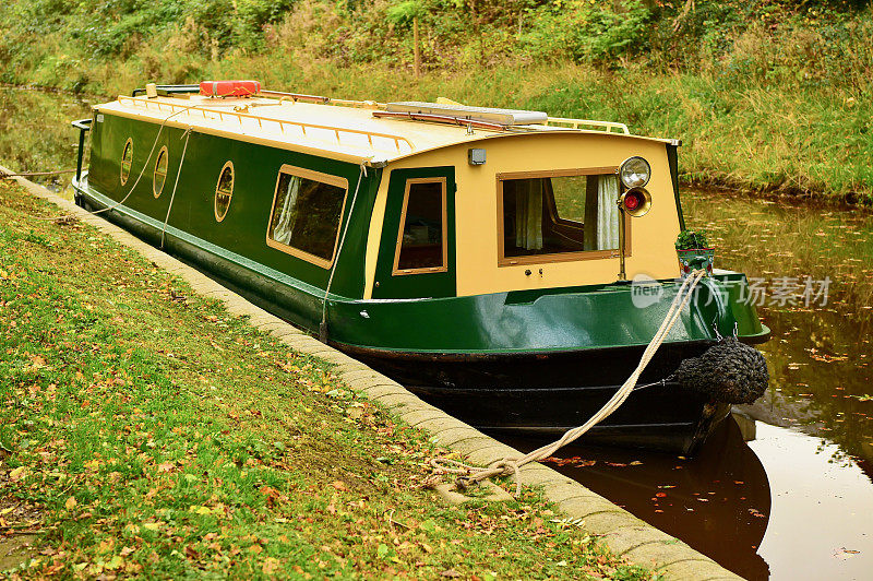 Narrow-boating在秋天