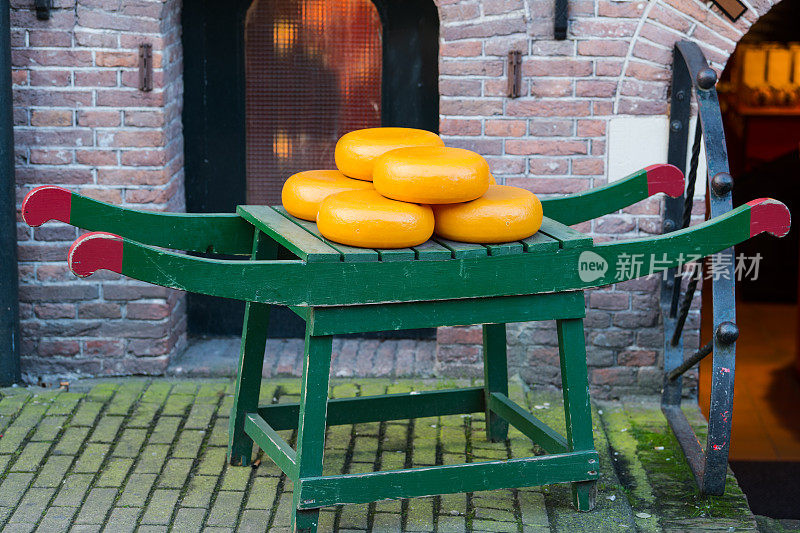 荷兰阿姆斯特丹奶酪店的招牌板上有黄色的奶酪轮子