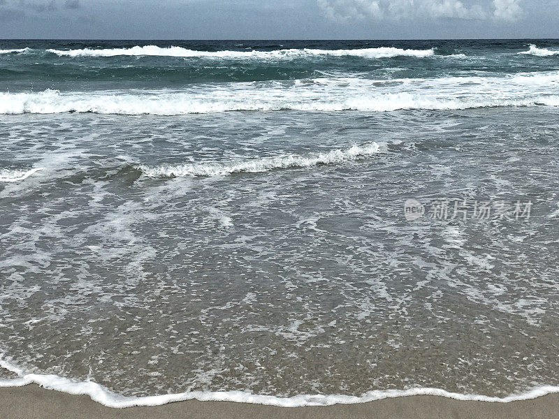 海浪拍打着澳大利亚的海滩