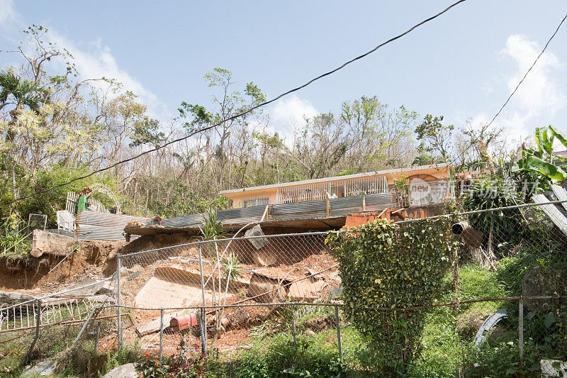 飓风玛丽亚过后，波多黎各公路上发生泥石流