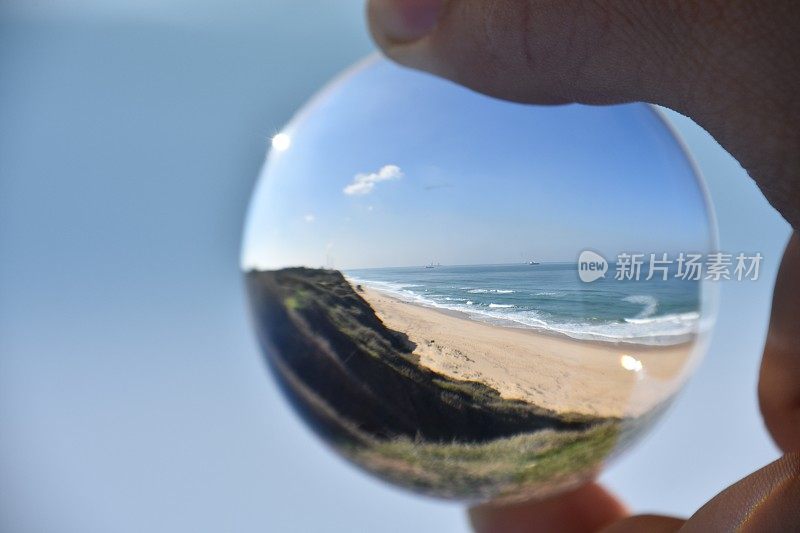 透过水晶球穿过地中海海滩