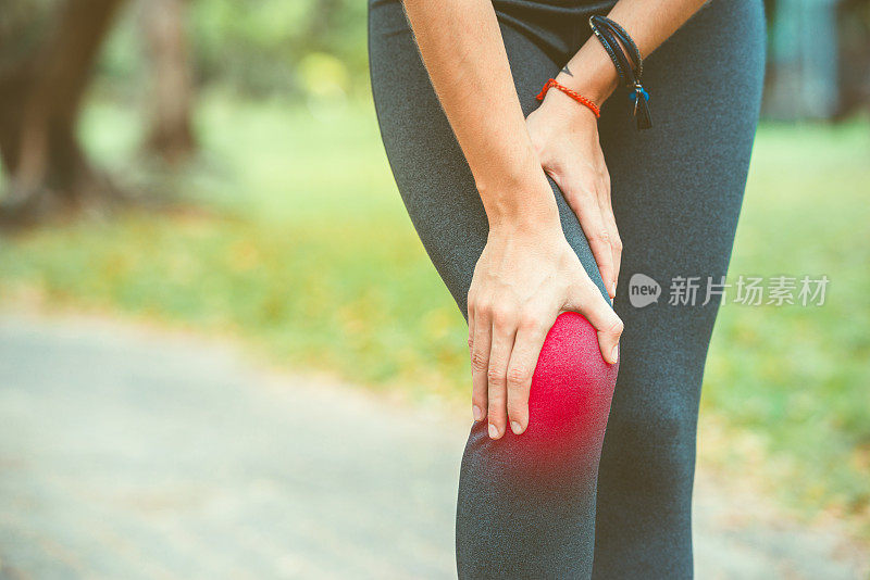 一个女人抱着她的膝盖在锻炼过程中疼痛。缓解疼痛的概念