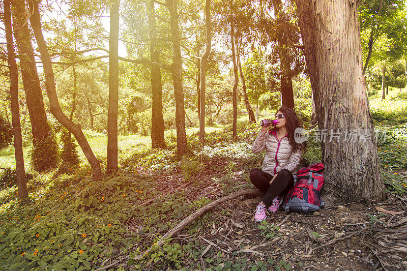一个年轻的女旅行者进入了哥伦比亚的森林