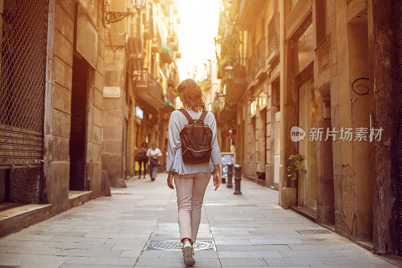 旅行女性走在欧洲城市的街道上，在欧洲旅游，旅行背景