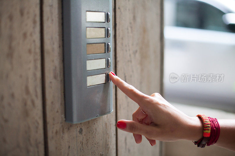 女人在按门铃