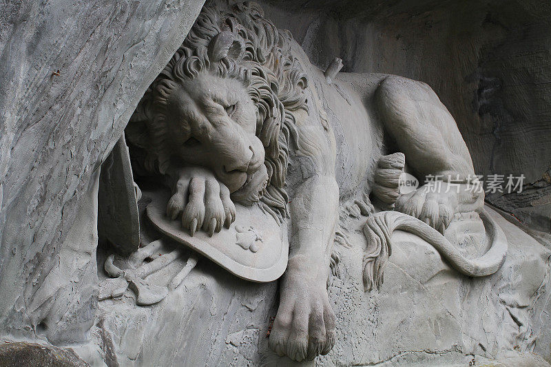 坐落在瑞士卢塞恩的狮子雕像纪念碑，吸引人的雕塑地标