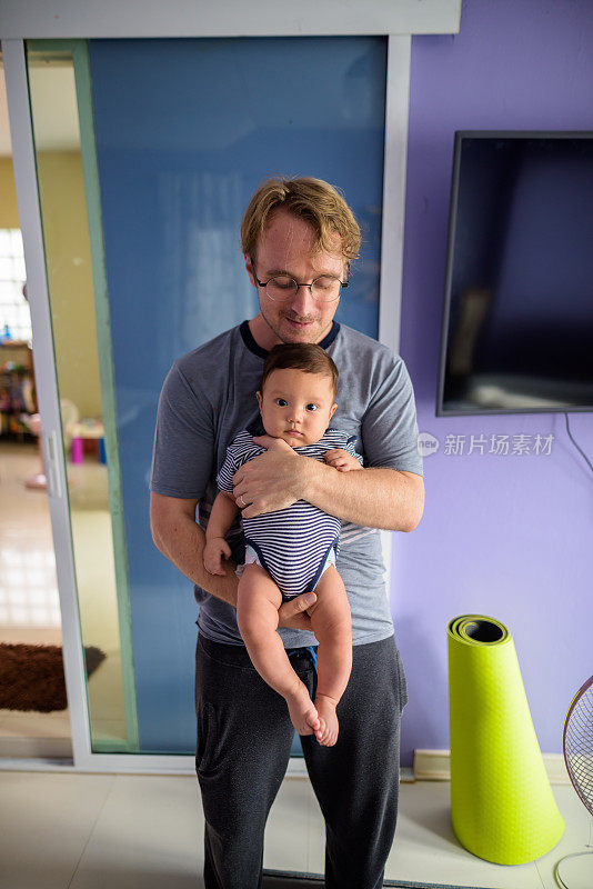 父亲和婴儿在客厅亲密的肖像