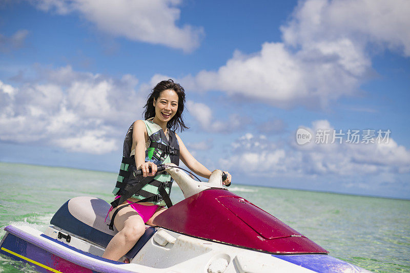 一个喜欢在关岛玩水上摩托的女人