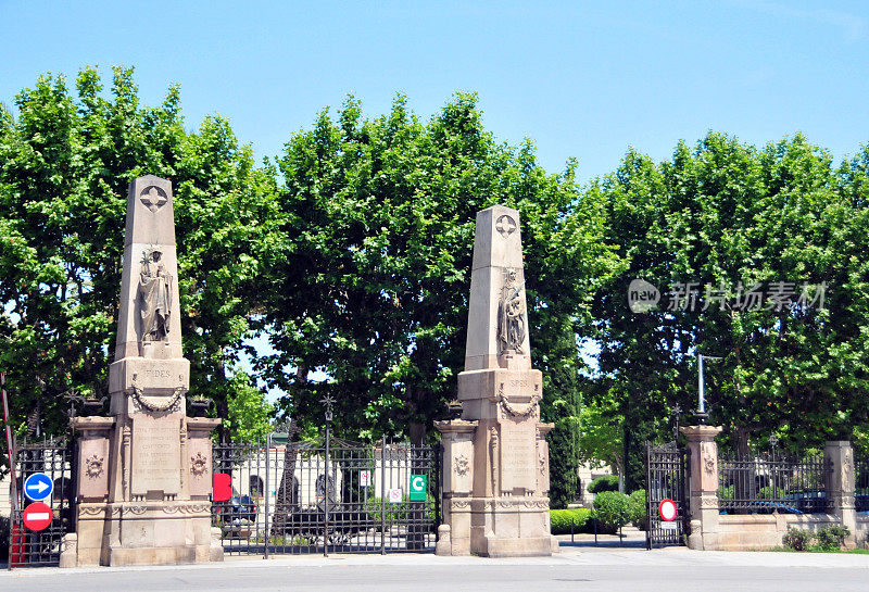 巴塞罗那，加泰罗尼亚:波布莱努公墓的大门