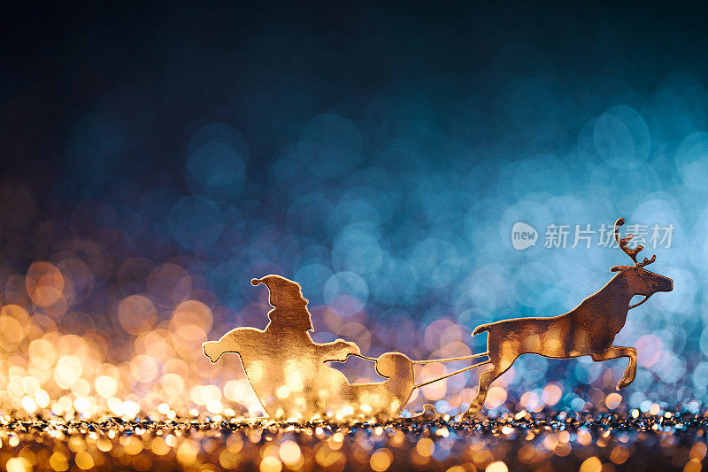 圣诞老人的雪橇和驯鹿-背景散焦