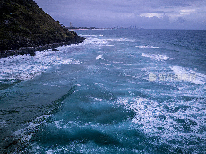 沿海岸的海浪鸟瞰图