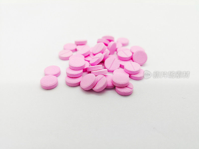 医疗保健理念。许多粉红色的沙丁胺醇片4毫克。孤立在白色背景，用于治疗哮喘包括哮喘发作。关注前景和复制空间。