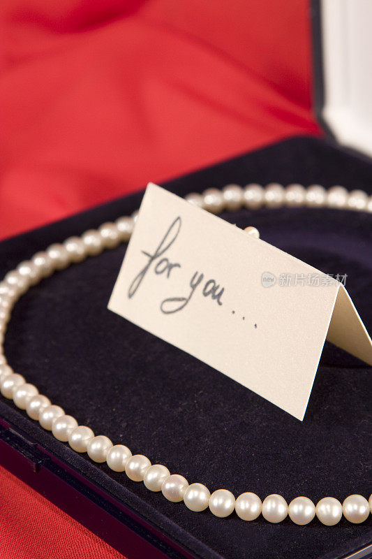 珍珠项链作为礼物。有选择性的重点。