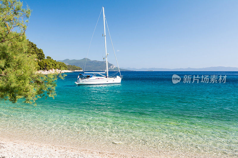 克罗地亚达尔马提亚岛美丽的海滩上有游艇