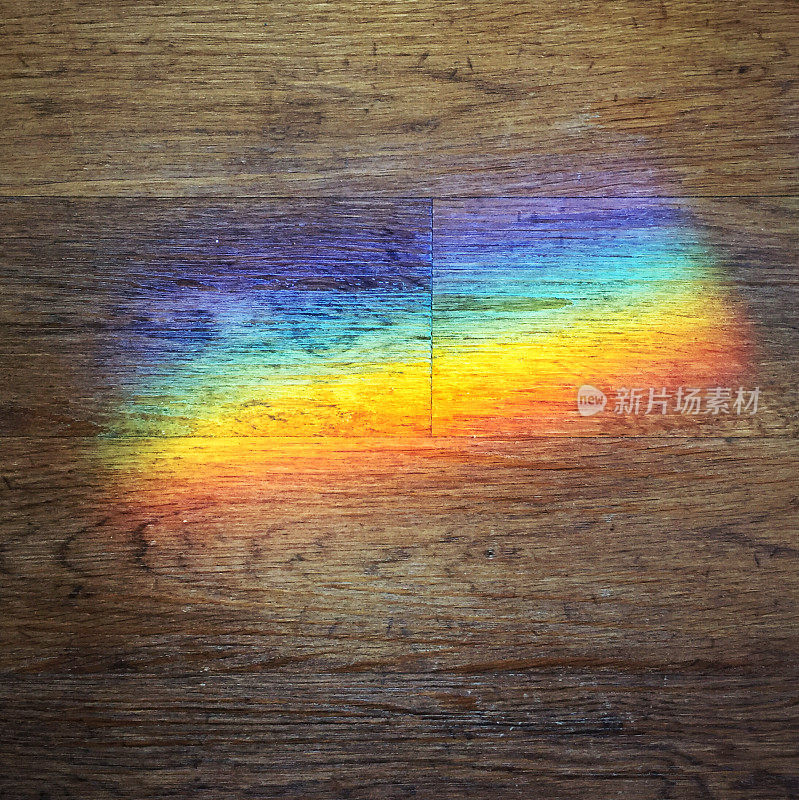 彩色棱镜反射在木地板上
