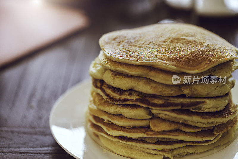 美味早餐，咖啡，华夫饼，牛角面包和新鲜水果