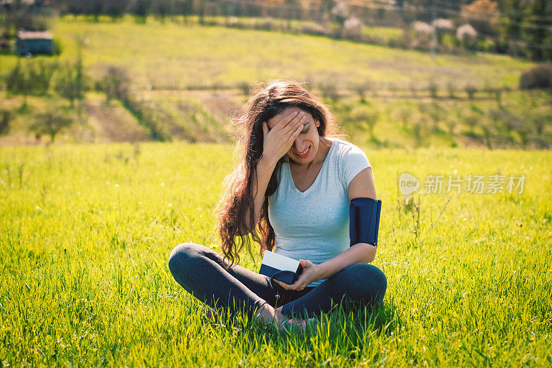 一个女人在量血压，感觉很糟