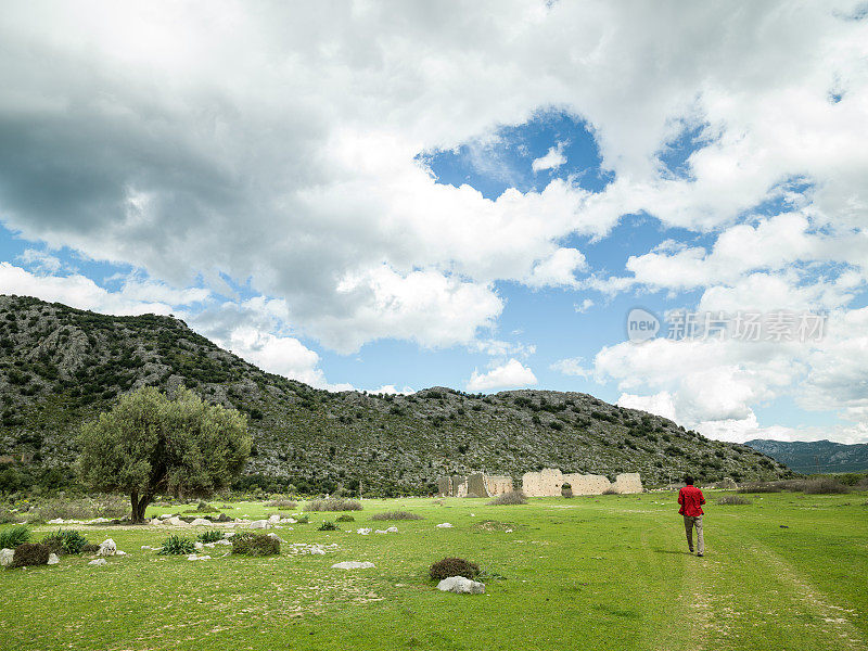 土耳其安塔利亚附近，一名独自旅行的男子正在参观古老的商队遗址