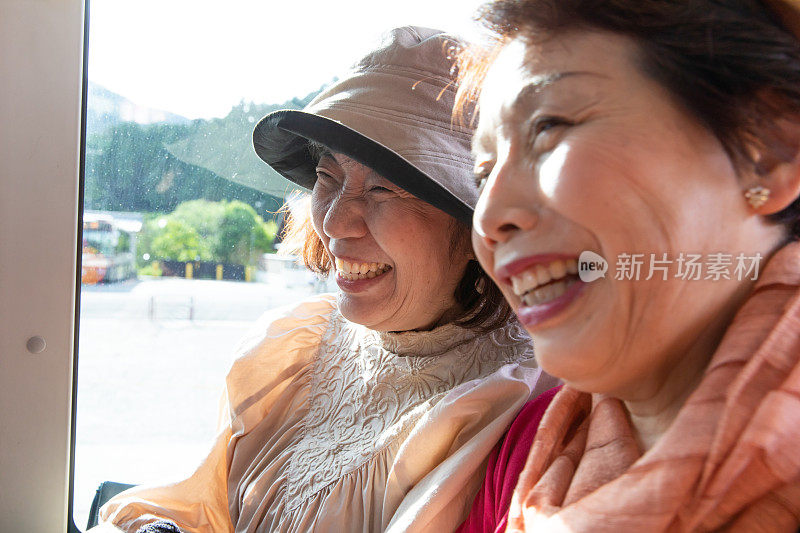 乘公共汽车旅行的老年妇女